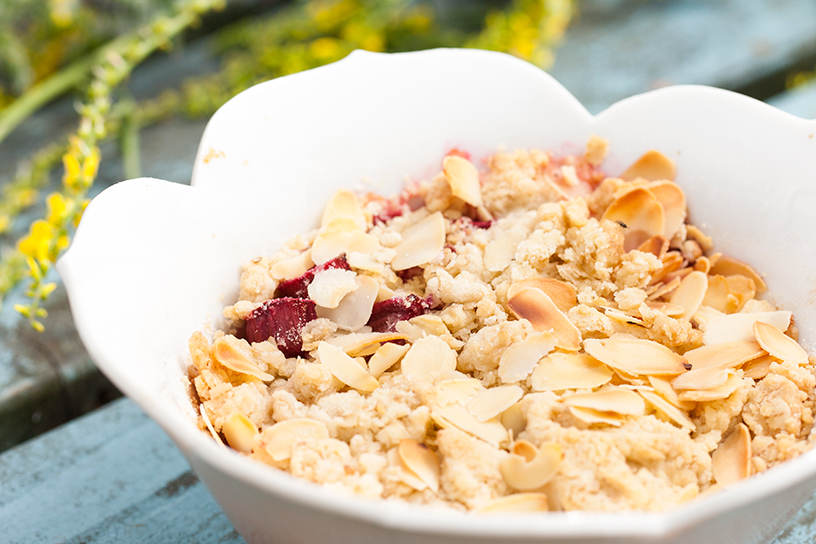 Amandelschaafsel en kruimels met kleine stukjes rabarber